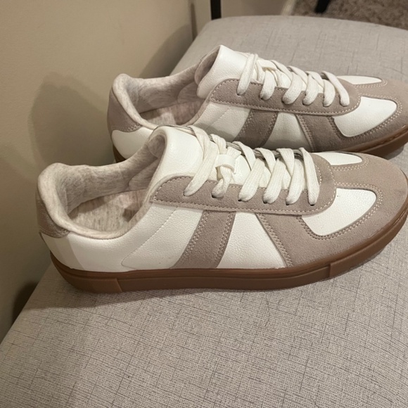 BAILEY sneakers by “Sincerly Jules” white beige shoes NWT Size 9 - Picture 2 of 6